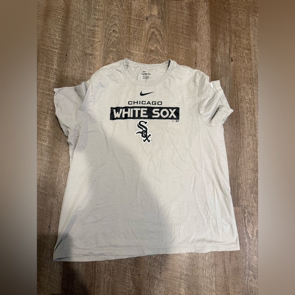Nike White Chicago White Sox Graphic Tee - White & Black. Size XXL